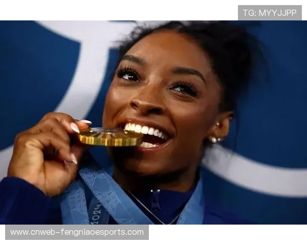 体操选手拜尔斯落地瞬间，世锦赛金牌成就全满贯